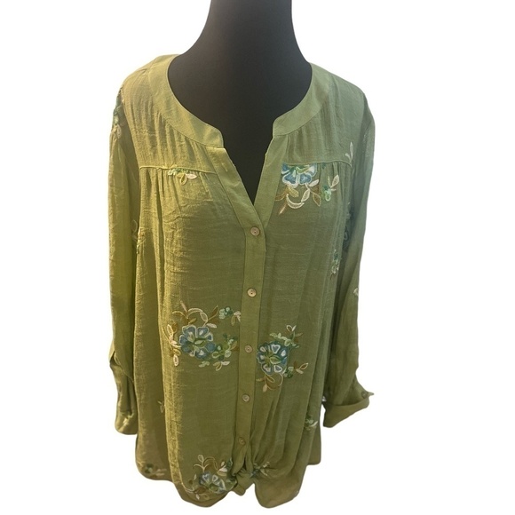 Fig & Flower Green Floral Embroidered 1x Rolled Sleeve Button Front Blouse - Picture 1 of 5